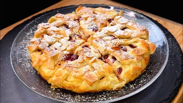 Listový tvarohový koláč s višněmi a mandlovými lupínky - lahodná klasika s křupavým těstem