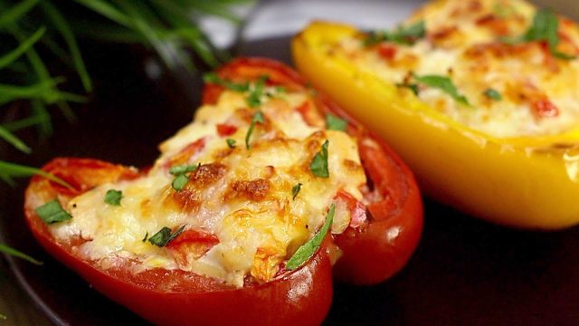 Zapečené papriky plněné kuřecím masem, rajčaty, sýrem a zakysanou smetanou