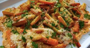 Restovaná mrkev s parmezánem a hummusem: Recept na originální a zdravé pohoštění pro návštěvu