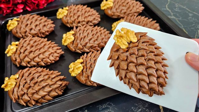 Půvabné kakaové šišky ze zakysané smetany, plněné sladkou ořechovou náplní a provoněné jemnou vanilkou - ideální pro každou příležitost