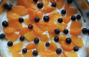 Nepečený dort s ovocem, který zvládnete připravit za pár minut Nepečený dort s piškoty, ovocem a zakysanou smetanou – svěží letní dezert