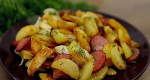 Smažené brambory s kabanosem a cibulí – rychlá večeře z jedné pánve Smažené brambory s kabanosem, cibulí a voňavým koprem - jednoduchý recept na rychlý oběd nebo večeři