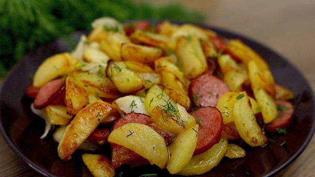 Smažené brambory s kabanosem, cibulí a voňavým koprem - jednoduchý recept na rychlý oběd nebo večeři