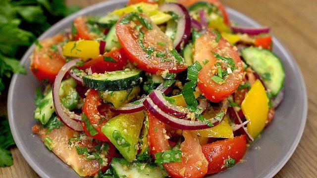 Svěží letní zeleninový salát s ořechovým dresinkem - lehký, svěží a plný výrazné chuti Svěží letní zeleninový salát s ořechovým dresinkem - lehký, svěží a plný výrazné chuti