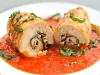 Grilovaná kuřecí rolka se šunkou, sýrem a bazalkou: Letní recept z grilu