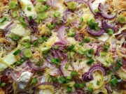 Rohlíková placka z jednoho plechu: Rychlá a levná večeře, která vykouzlí luxusní pizzu i z obyčejných zbytků
