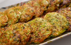 Křupavé cuketové placky s jemnou kuřecí náplní a koprem – krok za krokem Křupavé cuketové placky s jemnou kuřecí náplní a koprem - lahodná a křupavá pochoutka