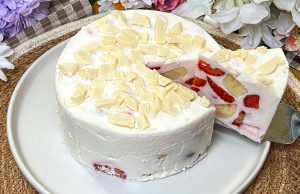 Ovocný tvarohový dort s jahodami, banány a bílou čokoládou - BEZ PEČENÍ!