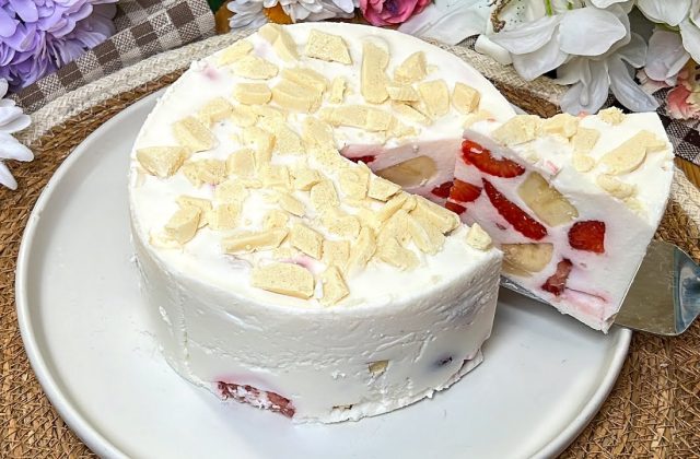 Ovocný tvarohový dort s jahodami, banány a bílou čokoládou - BEZ PEČENÍ! Ovocný tvarohový dort s jahodami, banány a bílou čokoládou - BEZ PEČENÍ!