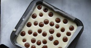 Tečkovaná buchta se smetanou, sušenkami a čokoládou Tečkovaná buchta se smetanou, sušenkami a čokoládou