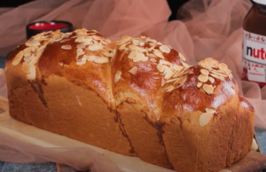 Božský nutellový pletenec s mandlemi – vláčné kynuté těsto a oříšková náplň Božský nutellový pletenec s mandlemi – vláčné kynuté těsto a oříšková náplň