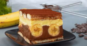 Fantastický nepečený dezert s vanilkovým krémem, banány a piškoty! Nepečený banánový dort se dvěma krémy a piškoty