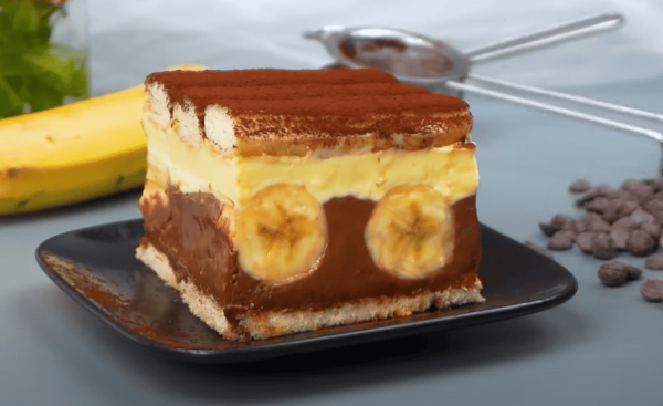Fantastický nepečený dezert s vanilkovým krémem, banány a piškoty! Nepečený banánový dort se dvěma krémy a piškoty