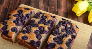 Připravte si tento zdravější borůvkový koláč BEZ cukru a mouky!