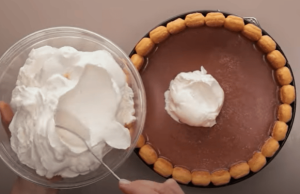 Jednoduchý recept na oblíbený nepečený dort plný smetany a piškotů!