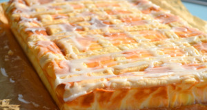 Jednoduchý recept na skvělý koláč s vanilkovým krémem a bílou polevou!