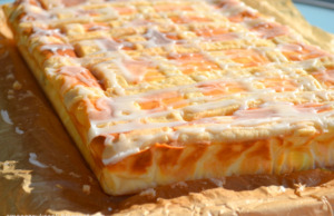 Jednoduchý recept na skvělý koláč s vanilkovým krémem a bílou polevou!
