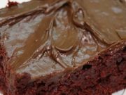 Snadný hrníčkový recept na skvělý kakaový zákusek s čokoládovou polevou!