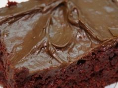 Snadný hrníčkový recept na skvělý kakaový zákusek s čokoládovou polevou!