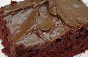 Snadný hrníčkový recept na skvělý kakaový zákusek s čokoládovou polevou!