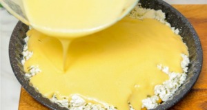 Slaný tvarohový koláč se sušenou cibulkou – jednoduchý recept na slanou pochoutku Slaný tvarohový koláč se sušenou cibulkou - jemný, nadýchaný a voňavý