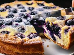 Lehoučký jogurtový koláč s krémovou náplní, borůvkami a drobenkou – recept krok za krokem