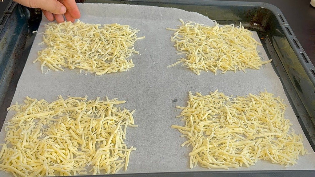 Sýrovo-bramborový wrap se smetanovou pomazánkou, salátem, rajčetem, avokádem, lososem a smaženou cibulkou