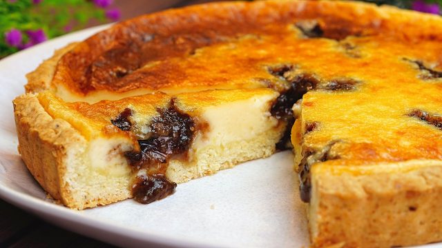 Koláč se zakysanou smetanou a švestkovým džemem: Krémový dezert s ovocnou tečkou