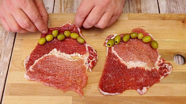 Vepřové závitky plněné zelenými olivami - jednoduchý a chutný recept na pečené maso