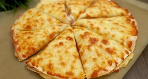 Zapečený pita chléb s bramborovou náplní, slaninou a sýrem ve tvaru pizze – rychlý a chutný recept Zapečený pita chléb s bramborovou náplní, slaninou a sýrem ve tvaru pizze - rychlý a chutný recept