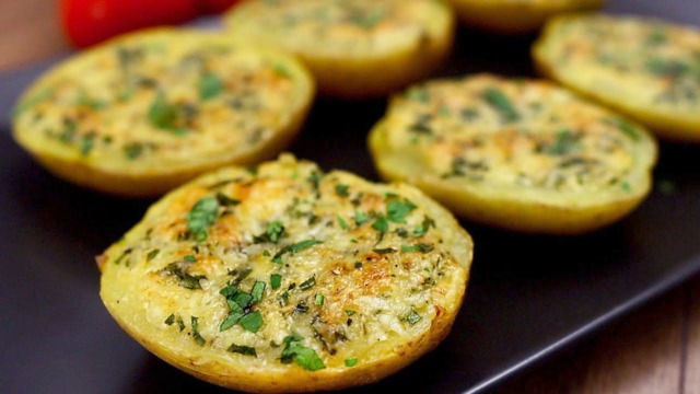 Zapečené brambory se sýrem, česnekovým máslem a petrželkou - rychlý a jednoduchý recept