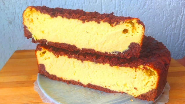 Tvarohový koláč s kakaovou drobenkou a citronovým nádechem – vláčný a jemný dezert jako od babičky Tvarohový koláč s kakaovou drobenkou a citronovým nádechem – vláčný a jemný dezert jako od babičky