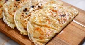 Domácí lavaš z pánve s tvarohovo-bylinkovou náplní – snadný nekynutý recept Domácí lavaš s tvarohovo-bylinkovou náplní z nekynutého těsta - lehký oběd, večeře nebo originální svačina