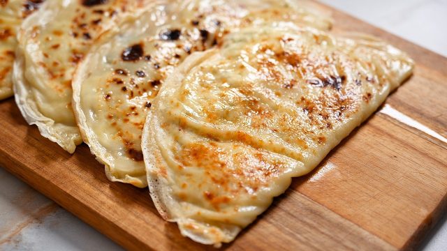 Domácí lavaš s tvarohovo-bylinkovou náplní z nekynutého těsta - lehký oběd, večeře nebo originální svačina