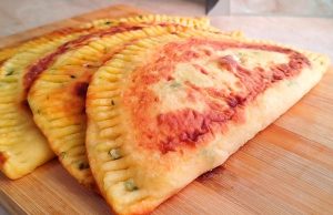 Plněné bramborové kapsy s houbovou náplní a česnekem Plněné bramborové kapsy s houbovou náplní a česnekem