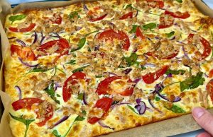 Zapečená palačinková pochoutka se špenátem, cibulí, rajčetem, tuňákem a sýrem - rychlý, zdravý a chutný slaný oběd nebo večeře