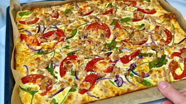 Zapečená palačinková pochoutka se špenátem, cibulí, rajčetem, tuňákem a sýrem - rychlý, zdravý a chutný slaný oběd nebo večeře Zapečená palačinková pochoutka se špenátem, cibulí, rajčetem, tuňákem a sýrem - rychlý, zdravý a chutný slaný oběd nebo večeře