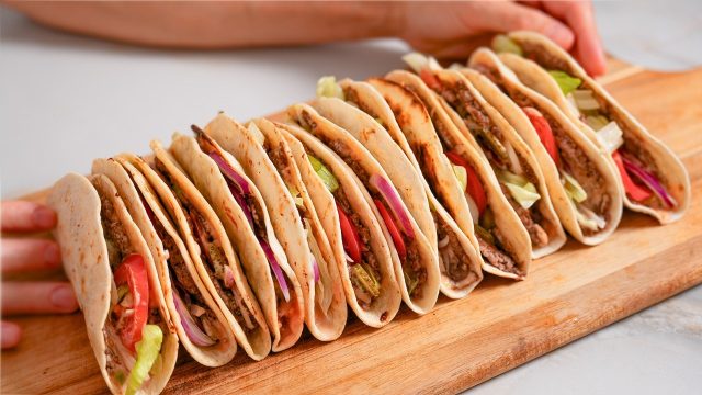 Křupavý lavaš plněný mletým masem, zeleninou a domácí omáčkou - rychlá večeře na pánvi Křupavý lavaš plněný mletým masem, zeleninou a domácí omáčkou - rychlá večeře na pánvi