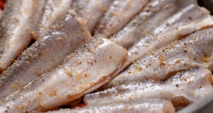 Dušená treska se zeleninou v rajčatové omáčce s bylinkami – lehký a zdravý recept plný chutí Dušená treska se zeleninou v jemné rajčatové omáčce s bylinkami - lahodné a lehké jídlo pro každou příležitost