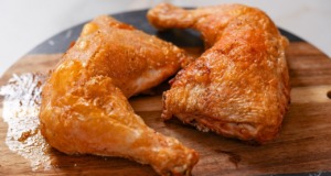 Pečená kuřecí stehna ve fritéze s česnekem a bobkovým listem: Recept bez zbytečného tuku Pečená kuřecí stehna ve fritéze s česnekem a bobkovým listem: Recept bez zbytečného tuku
