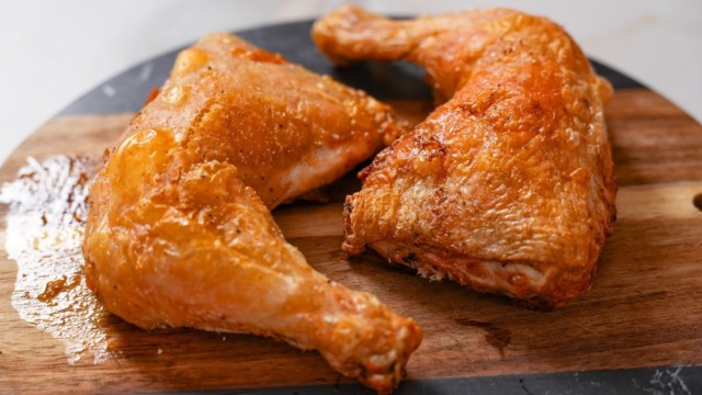 Pečená kuřecí stehna ve fritéze s česnekem a bobkovým listem: Recept bez zbytečného tuku Pečená kuřecí stehna ve fritéze s česnekem a bobkovým listem: Recept bez zbytečného tuku