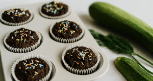 Zdravé čokoládové muffiny s cuketou a řeckým jogurtem – vláčné a plné chuti