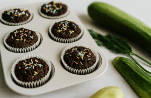 Zdravé čokoládové muffiny s cuketou a řeckým jogurtem – vláčné a plné chuti