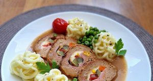 Masová roláda s bramborovou kaší a cibulovou omáčkou: šťavnatá klasika Masová roláda s bramborovou kaší a cibulovou omáčkou