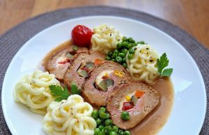 Masová roláda s bramborovou kaší a cibulovou omáčkou