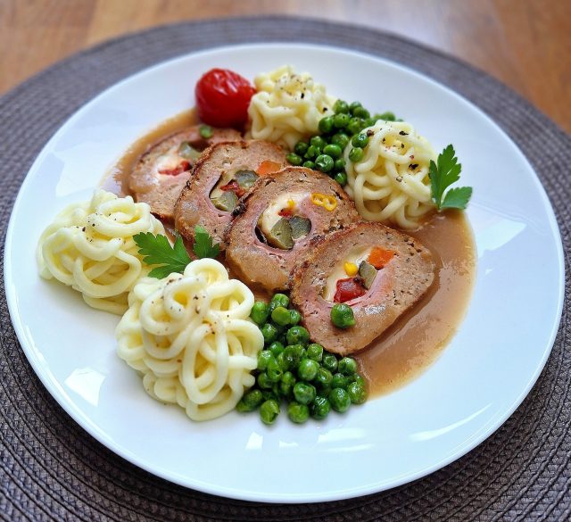 Masová roláda s bramborovou kaší a cibulovou omáčkou