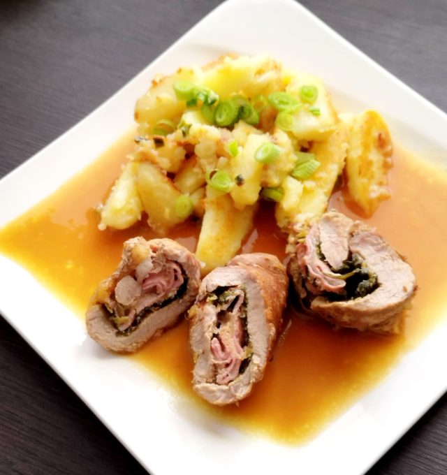 Vepřový závitek s mozzarellou, šunkou, špenátem a opečenými brambory