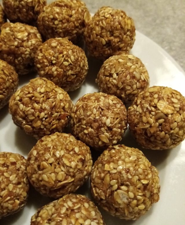 Nepečené sezamové kuličky: Zdravé cukroví na poslední chvíli bez trouby