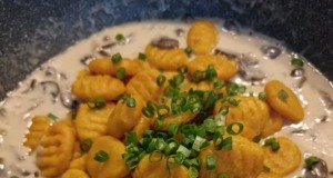 Hokkaido gnocchi se smetanovo-žampionovou omáčkou Hokkaido gnocchi se smetanovo-žampionovou omáčkou