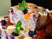 Rychlý makový koláč s tvarohem, meruňkami a ostružinami – snadný hrnkový recept Rychlý makový koláč s tvarohem, meruňkami a ostružinami - snadný hrnkový recept